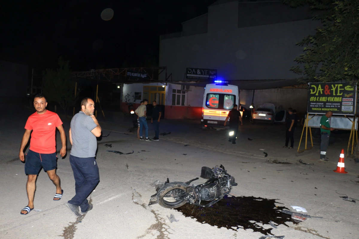 Erbaa’da refüjü aşan otomobil motosiklete çarptı: 2 yaralı